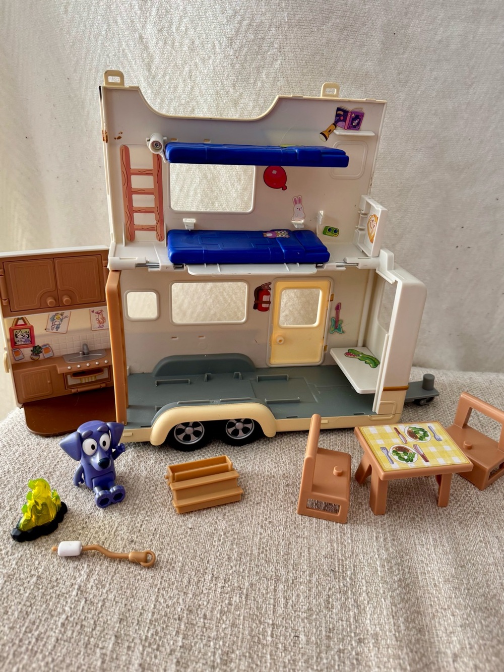Moose Toys Bluey Caravan Adventure Playset with Jean Luc Figure